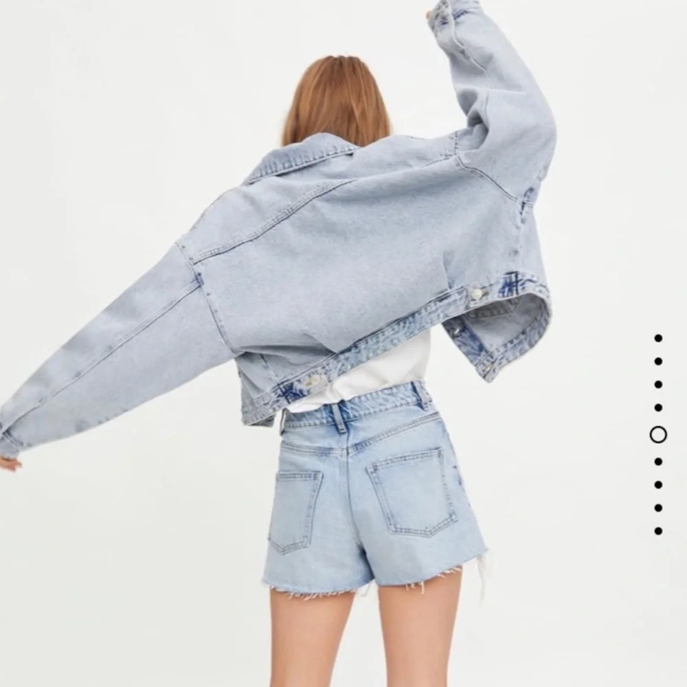 Zara Hi-Rise Frayed Light Wash Denim Shorts - Picture 3 of 10